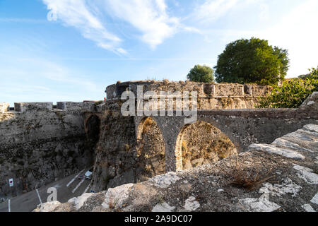 Le 16e siècle Citadelle Saint-elme dans la ville balnéaire de Villefranche sur Mer sur la côte sud de la France. Banque D'Images