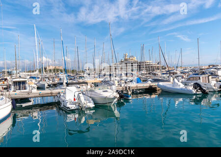 Le port très animé à Antibes, France, rempli de bateaux, voiliers et yachts de luxe sur la côte d'Azur. Banque D'Images