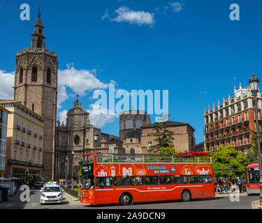 Valencia, Espagne - 11 Avril 2019 : Avis d'un bus de tourisme sur la place de la Reina - l'un des plus occupés des carrés dans la ville de Valence, en Espagne. L'hi Banque D'Images