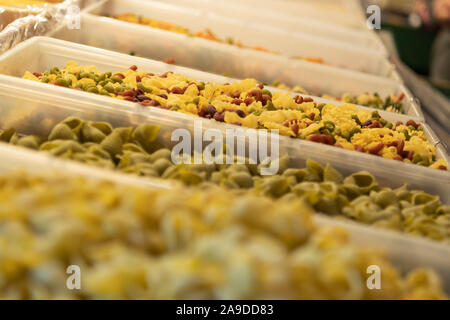 Selective Focus sur un assortiment de pâtes faites maison dans le marché Banque D'Images