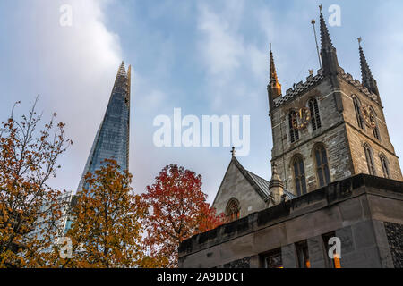 L'Écharde de Londres et la cathédrale de Southwark avec arbre avec des teintes d'automne dans l'avant-plan Banque D'Images