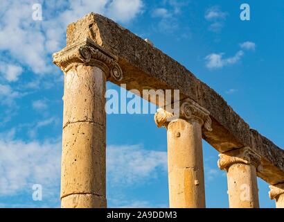 Close-up de colonnes et chapiteaux à Oval Plaza, Forum, Jerash, Jordanie Banque D'Images