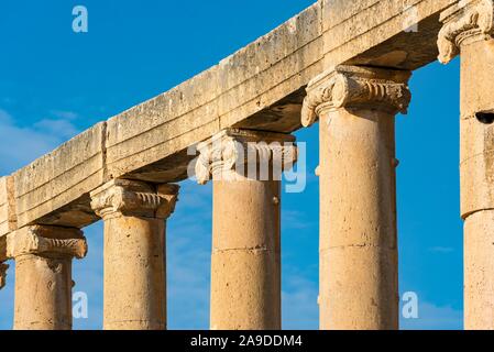 Close-up de colonnes et chapiteaux à Oval Plaza, Forum, Jerash, Jordanie Banque D'Images