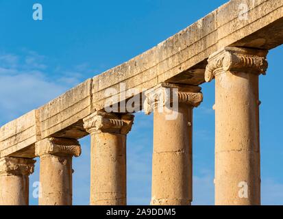 Close-up de colonnes et chapiteaux à Oval Plaza, Forum, Jerash, Jordanie Banque D'Images