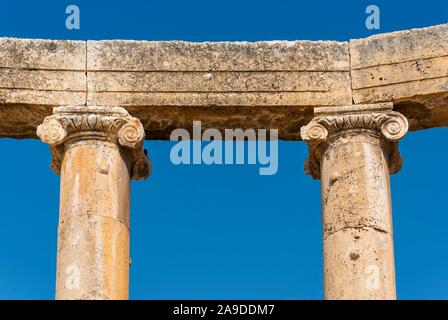 Close-up de colonnes ioniques et capitales à Oval Plaza, Forum, Jerash, Jordanie Banque D'Images