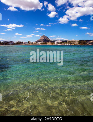 Vue de la plage d'Arenal et la montagne Montgo, Massif situé dans la ville côtière de Javea, dans la région de la Costa Blanca d'Espagne. Banque D'Images