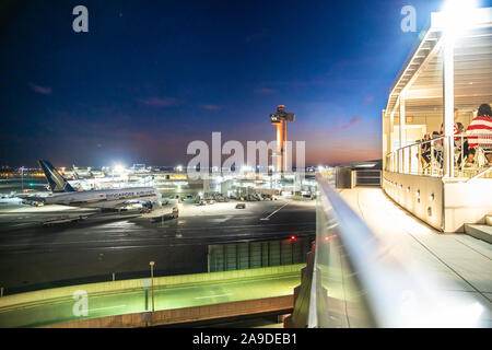 NEW YORK - 20 septembre 2019 : voir l'historique de l'hôtel et la piste avec TWA avions vu de l'aéroport John F. Kennedy dans le Queens, New York la nuit Banque D'Images