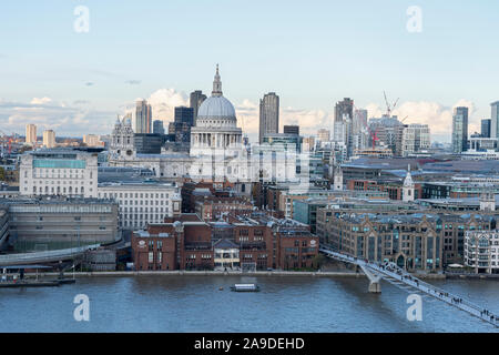 La Cathédrale St Paul avec le Millenium Bridge vue depuis l'affichage de la galerie Tate Modern Banque D'Images
