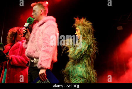 Manchester, UK. 14 novembre, 2019. Les lumières de Noël sur l'interrupteur a lieu avec le "grincheux" un divertissement, les jardins de la cathédrale, de Deansgate, Manchester, Lancashire, Royaume-Uni. Crédit : Barbara Cook/Alamy Live News Banque D'Images