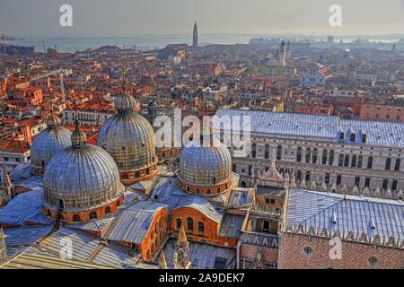 Vue depuis le campanile de la Basilique Saint Marc et la ville, Venise, Vénétie, Italie Banque D'Images