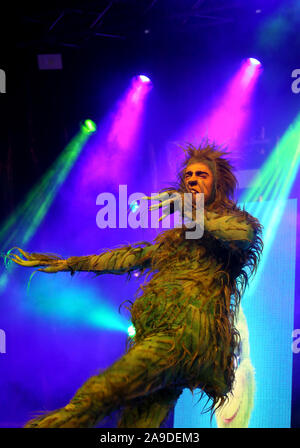 Manchester, UK. 14 novembre, 2019. Les lumières de Noël sur l'interrupteur a lieu avec le "grincheux" un divertissement, les jardins de la cathédrale, de Deansgate, Manchester, Lancashire, Royaume-Uni. Crédit : Barbara Cook/Alamy Live News Banque D'Images