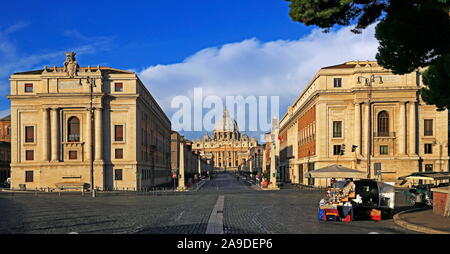 Vue de la Via della Conciliazione à la basilique Saint-Pierre, Vatican, Rome, Latium, Italie Banque D'Images