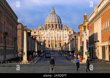 Vue de la Via della Conciliazione à la basilique Saint-Pierre, Vatican, Rome, Latium, Italie Banque D'Images