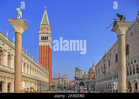 Le Campanile et du Palais des Doges, de la Piazza San Marco, Venice, Veneto, Italie Banque D'Images