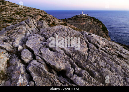 Vue sur la côte vers le phare du Cap de Formentor, Majorque, Îles Baléares, Espagne Banque D'Images