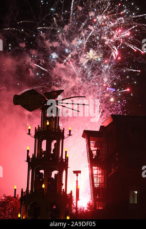 Manchester, UK. 14 novembre, 2019. Les lumières de Noël sur l'interrupteur s'effectue à l'aide de Fireworks derrière le marché de Noël dans les jardins de la Cathédrale, Manchester, Lancashire, Royaume-Uni. Crédit : Barbara Cook/Alamy Live News Banque D'Images