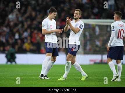 Harry Kane (E) applaudit la foule comme il suit et donne le bandeau de capitaine à Harry Maguire (E). Le match entre l'Angleterre et le Monténégro est la 1000e senior men's international match et c'est l'Angleterre v Monténégro UEFA Qualificatif de l'euro au stade de Wembley, Londres, le 14 novembre 2019. **Utilisation éditoriale uniquement, licence requise pour un usage commercial. Aucune utilisation de pari, de jeux ou d'un seul club/ligue/dvd publications** Banque D'Images