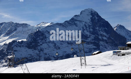 Cable Car et First-Bahn dans le contexte du sommet de l'Eiger, Alpes Bernoises, Grindelwald, Oberland Bernois, Suisse Banque D'Images