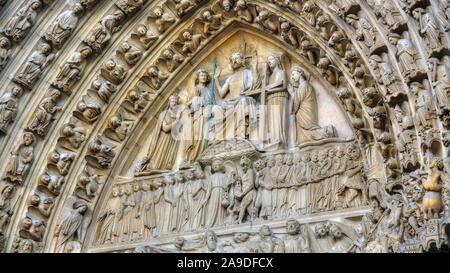 Portail principal à la façade ouest de la Cathédrale Notre-Dame, Paris, Ile de France, France Banque D'Images