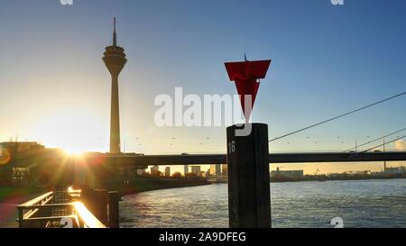 Rheinturm Rheinknie et pont sur le Rhin au coucher du soleil, Düsseldorf, Rhénanie du Nord-Westphalie, Allemagne Banque D'Images