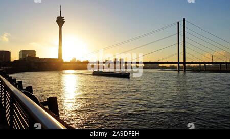 Rheinturm Rheinknie et pont sur le Rhin au coucher du soleil, Düsseldorf, Rhénanie du Nord-Westphalie, Allemagne Banque D'Images