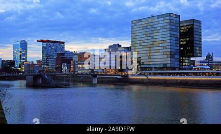 Les bâtiments modernes dans le Media Harbour, Port, Düsseldorf, Rhénanie du Nord-Westphalie, Allemagne Banque D'Images