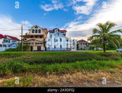 Paramaribo Suriname architecture coloniale néerlandaise avec Canal jonché Banque D'Images