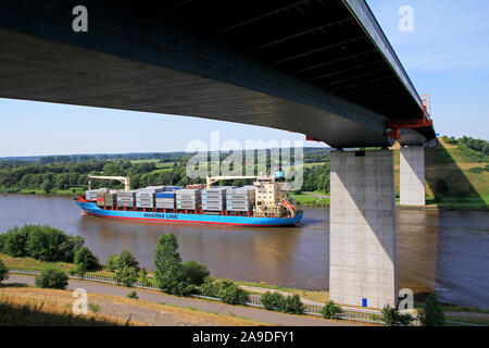 Cargo sur le Canal de Kiel au pont de l'autoroute A23 de l'Hohenhörn à Sankt Peter-Ording, Schleswig-Holstein, Allemagne Banque D'Images