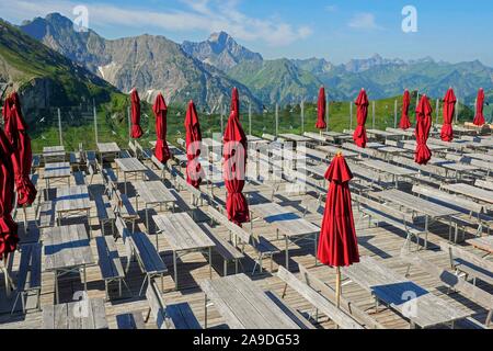 Terrasse sur le sommet de Kanzelwand, Kleinwalsertal, Vorarlberg, Autriche Banque D'Images
