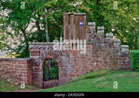 Entrée de la Klause avec chapelle funéraire de Jean de Luxembourg en ferme du parc, la vallée de la Sarre, Rhénanie-Palatinat, Allemagne Banque D'Images