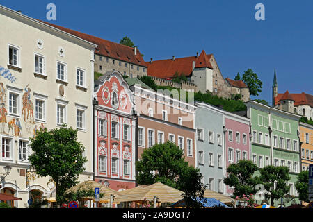 Maisons sur la place du marché et le château de Burghausen, complexe à la rivière Salzach, Altötting, district de Haute-bavière, Bavière, Allemagne Banque D'Images