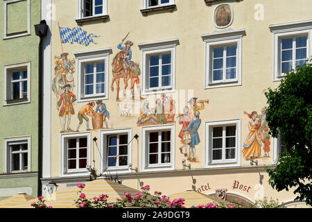 Hotel Post sur la place du marché de la Salzach, à Burghausen, Altötting, district de Haute-bavière, Bavière, Allemagne Banque D'Images