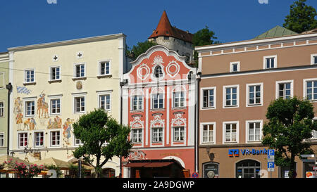 Maisons sur la place du marché et le château de Burghausen, complexe à la rivière Salzach, Altötting, district de Haute-bavière, Bavière, Allemagne Banque D'Images