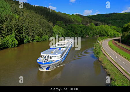 Bateau de croisière sur la Sarre à Taben-Rodt, Rhénanie-Palatinat, Allemagne Banque D'Images