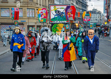 Costume sur la parade au carnaval de Bâle, Bâle, Canton de Bâle-Ville, Suisse Banque D'Images
