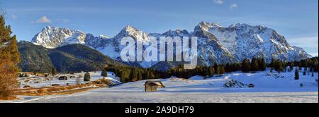 Vue depuis les montagnes du Karwendel à Klais en hiver, à Mittenwald, Werdenfelser Land, Upper Bavaria, Bavaria, Germany Banque D'Images