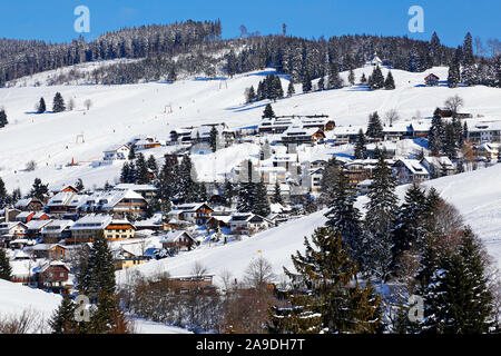 Avis de Todtnau en hiver avec ski resort, sud de la Forêt Noire, Bade-Wurtemberg, Allemagne Banque D'Images
