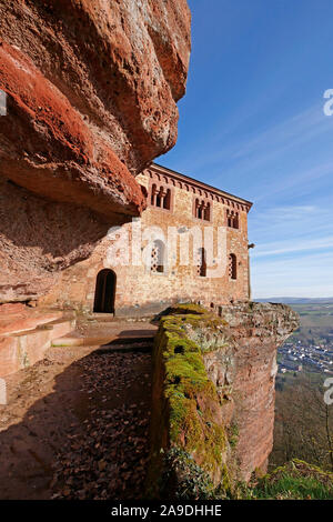 Klause avec chapelle funéraire de Johann von Luxemburg à ferme du parc avec vue sur la vallée de la Sarre près de Serrig, Rhénanie-Palatinat, Allemagne Banque D'Images