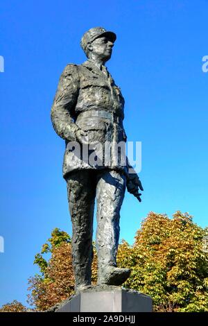 Statue Général Charles de Gaulle à la Place Clemenceau, Paris, Ile de France, France Banque D'Images