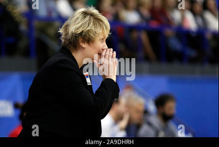 Belgrade. 14Th Nov, 2019. L'entraîneur-chef de la Serbie Marina Maljkovic donne des instructions au cours de la Groupe E match entre la Serbie et la Turquie à l'EuroBasket FIBA 2021 femmes qualificatifs à Belgrade, Serbie le 14 novembre 2019. Credit : Predrag Milosavljevic/Xinhua/Alamy Live News Banque D'Images