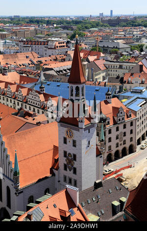 Vue depuis la tour de l'ancien Peter sur l'ancien hôtel de ville et dans la vallée, Marienplatz, Munich, Haute-Bavière, Bavière, Allemagne Banque D'Images