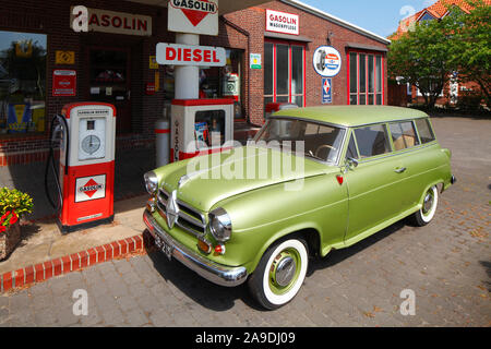 Borgward voiture d'époque, la vieille pompe à essence à une station-service, Szczecin, Basse-Saxe, Allemagne, Europe Banque D'Images