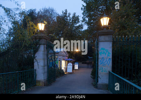 Ancienne boulangerie Häuschen l Wallanlagen à l'automne au crépuscule, Bremen, Germany, Europe Banque D'Images