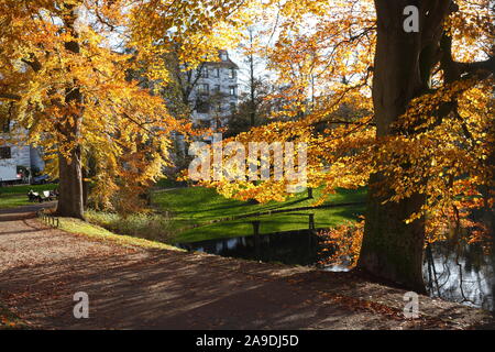 Dans les arbres décolorés Wallanlagen en automne, Bremen, Germany, Europe Banque D'Images