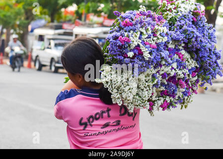 Femme transportant des fleurs, Chiang Mai, Thaïlande Banque D'Images