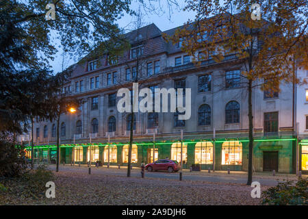 Les bâtiments résidentiels et commerciaux Strasse am Wall, arbres décolorés dans le Wallanlagen à l'automne au crépuscule, Bremen, Germany, Europe Banque D'Images