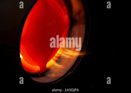 Pistolet à chaleur Orange pour le chauffage industriel de l'air intérieur, alimenté par le carburant, la plaçant sur le feu avec une flamme orange et soufflant de la chaleur dans la saison froide en w Banque D'Images