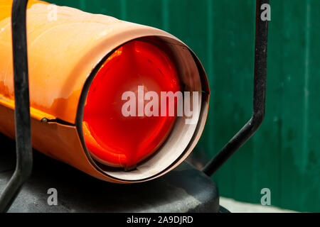 Pistolet à chaleur Orange pour le chauffage industriel de l'air intérieur, alimenté par le carburant, le brûler avec une flamme orange et soufflant de la chaleur dans la saison froide en hiver Banque D'Images