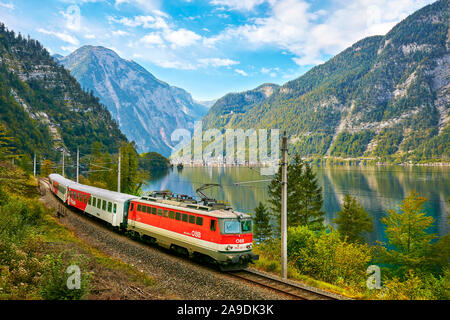 Le train de voyageurs de chemin de fer au Lac Hallstatt Salzkammergut Banque D'Images