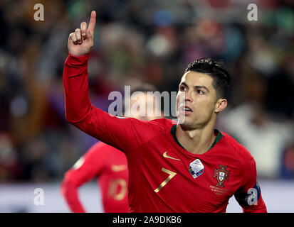 Faro, Portugal. 14Th Nov, 2019. Cristiano Ronaldo du Portugal célèbre après avoir marqué pendant le groupe B match contre la Lituanie lors de l'UEFA Euro 2020 au qualificatif de stade d Algarve à Faro, Portugal, le 14 novembre 2019. Crédit : Pedro Fiuza/Xinhua/Alamy Live News Banque D'Images